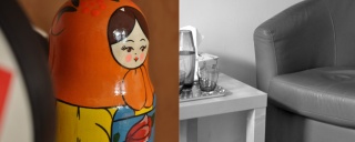 Rahmenbedingungen zwei Bilder, links eine Babuschka und rechts ein Sessel mit Tisch und Gläsern